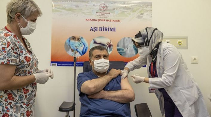 Sağlık Bakanı Fahrettin Koca ve Bilim Kurulu üyeleri canlı yayında aşı oldu