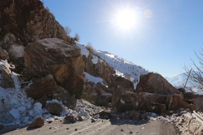 Şemdinli - Yüksekova kara yolu, 4 saat çalışmaların ardından ulaşıma açıldı
