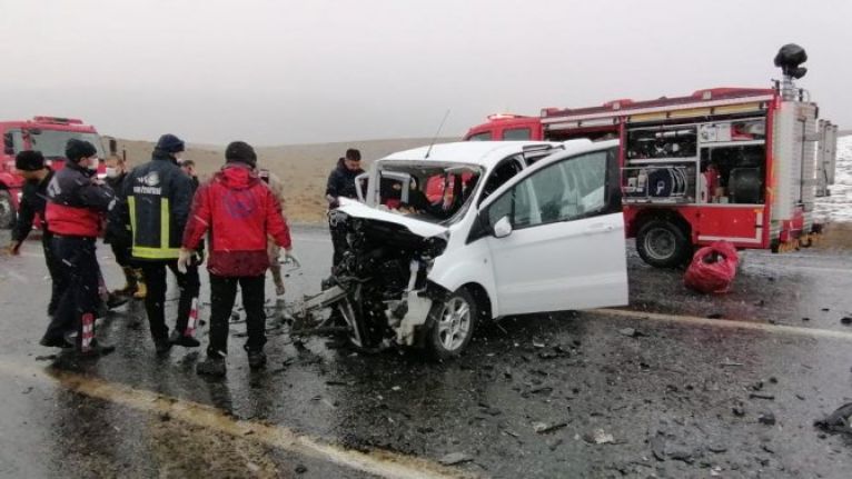 Van - Hakkari yolunda kaza: 3 kişi yaşamını yitirdi, 7 kişi de yaralandı