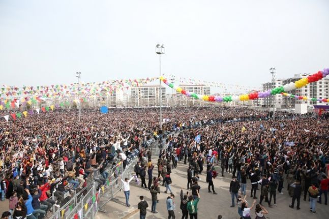 Diyarbakır'daki Newroz kutlamalarına yoğun katılım