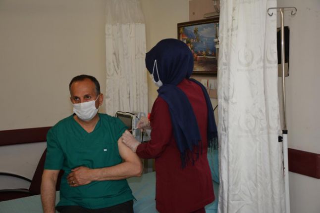 Şemdinli Belediye Başkanı Tahir Saklı, Covid-19 aşısı oldu