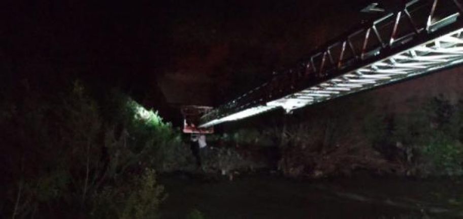 Şemdinli'de mahsur kalan 5 yol yapım işçisi, itfaiye merdiveniyle kurtarıldı