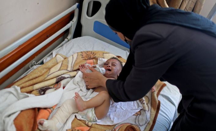 Dünya Gazze'de enkazdan kurtulan beş aylık 'mucize bebek' Ömer'i konuşuyor