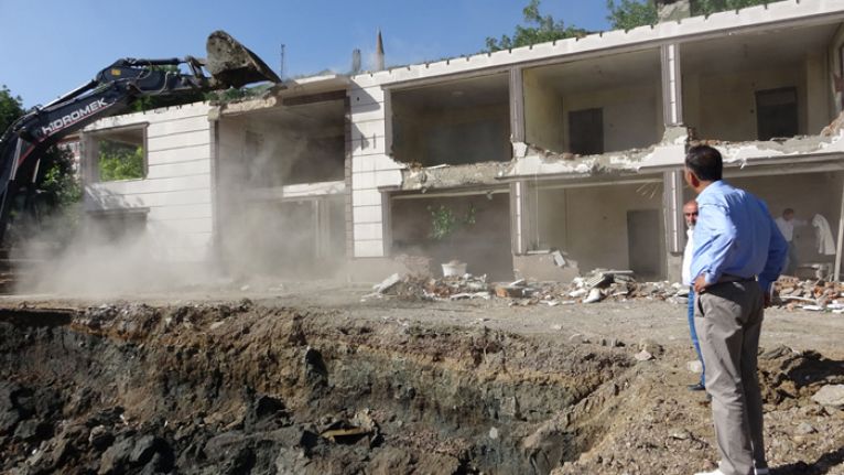 Şemdinli Belediyesi 34 Yıllık Hizmet Binasını Yıktı