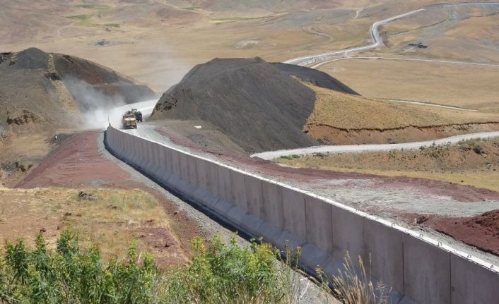 İran sınırında kaçak geçişleri engellemek için beton duvar örülüyor