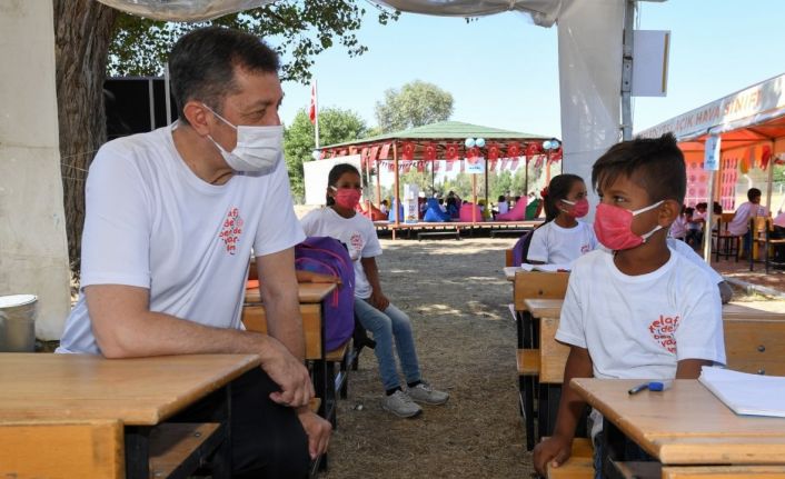 İstifa edeceği iddia edilen Bakan Selçuk çocuklarla oyun oynadı