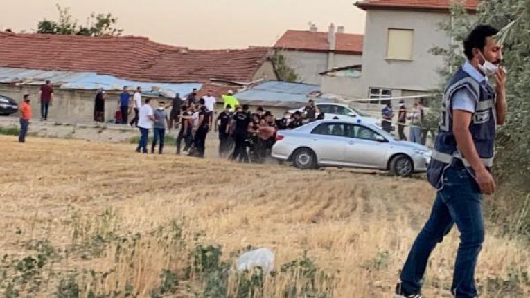 Konya'da bir eve düzenlenen silahlı saldırıda 7 kişi öldürüldü, evleri ateşe verildi