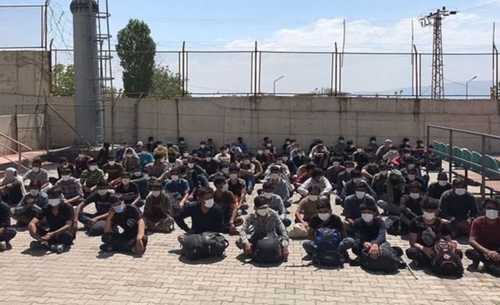 Van Erciş'te toplu halde yürüyen 113 Afgan mülteci gözaltına alındı