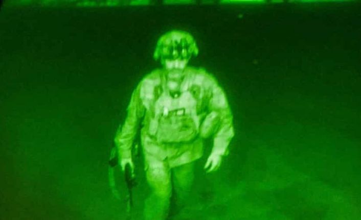 20 yıllık işgalin kaotik sonunun simgesi: Afganistan'ı terk eden son ABD askeri
