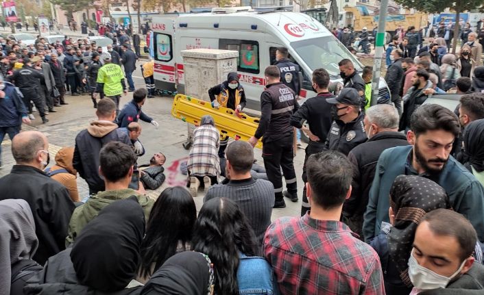 10'uncu kattan atlayan kadın caddede yürüyen erkeğin üzerine düştü