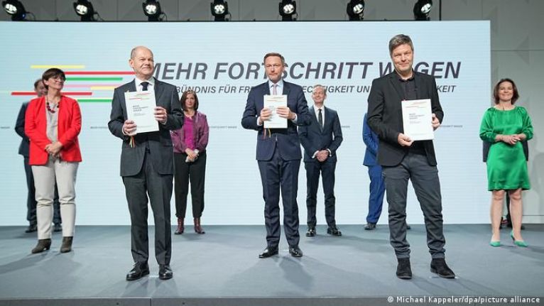 Almanya'da SPD, FDP ve Yeşiller koalisyon sözleşmesini imzaladı