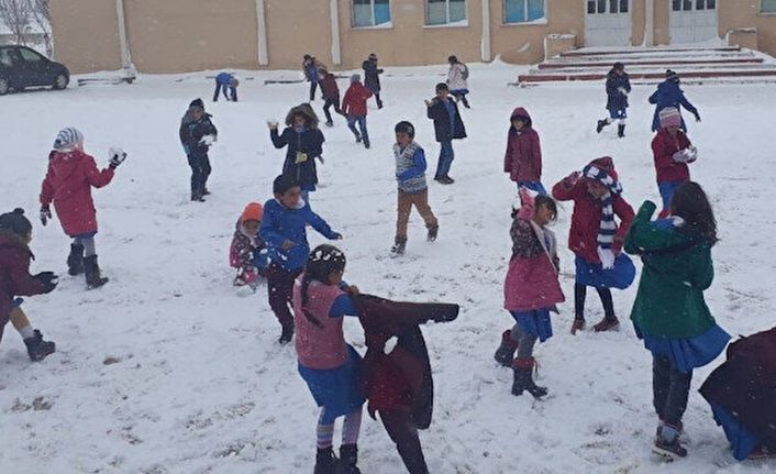 Yüksekova'da eğitime kar engeli