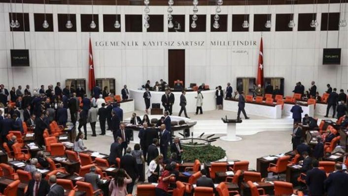 TBMM'de gerginlik: Milletvekilleri birbirlerinin üzerine yürüdü