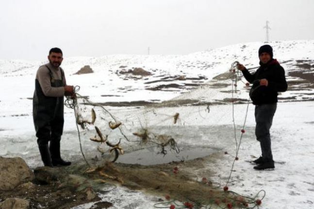 Yüksekova'da donan Büyükçay deresinde Eskimo usulü balık avı
