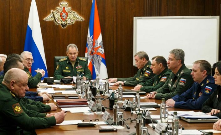 Kayıp olduğu iddia edilen Rusya Savunma Bakanı brifing verirken görüntülendi