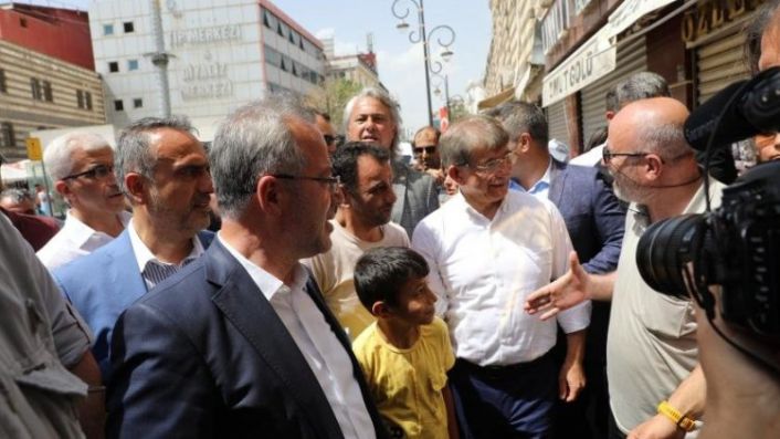Sur'a giden Davutoğlu protesto edildi: 'Evimizi siz yıktınız'
