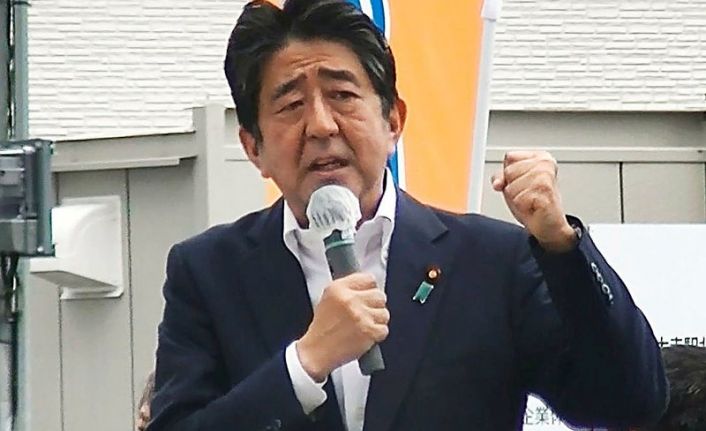 Eski Japonya Başbakanı Abe'ye suikast girişimi: Mitingde vuruldu