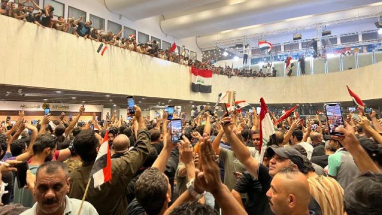 Irak parlamentosunu basan protestocular Sadr'ın çağrısı üzerine geri çekildiler
