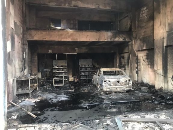 Şemdinli küçük sanayi sitesindeki yangın: 1 iş yeri hasar gördü, 1 araç küle döndü