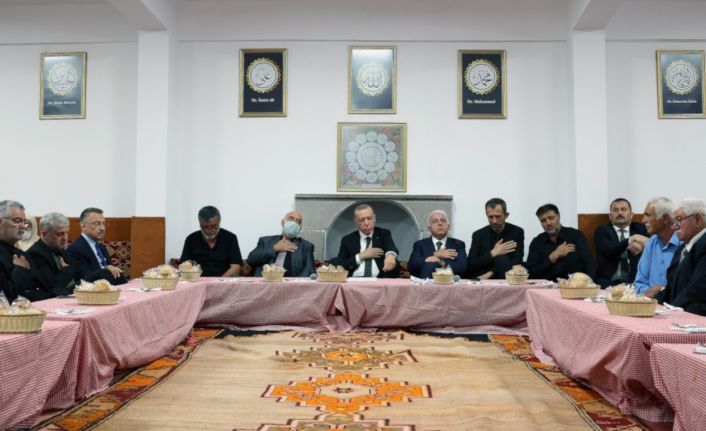 Erdoğan, Hüseyin Gazi Cemevi'nde muharrem iftarına katıldı