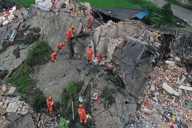 Çin'deki depremde 65 ölü