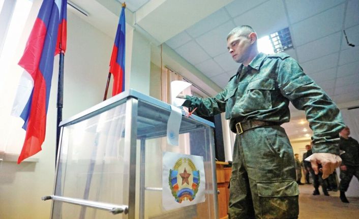Rusya'nın kontrolündeki bölgelerde referandum sürüyor: 'Kapı kapı dolaşıyorlar'