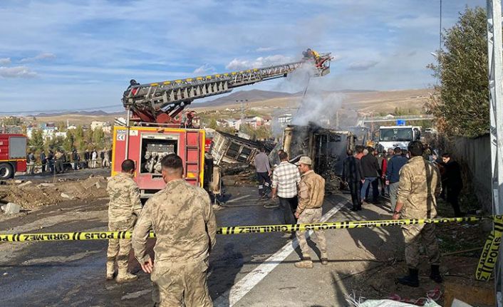 Ağrı'da karşı şeride geçen otobüs, 2 kamyona çarparak yandı: 7 ölü, 18 yaralı