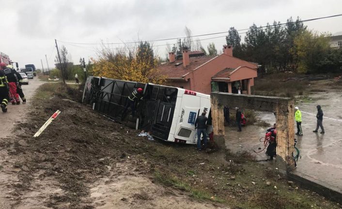 Diyarbakır'da yolcu otobüsü şarampole devrildi: 35 kişi yaralandı