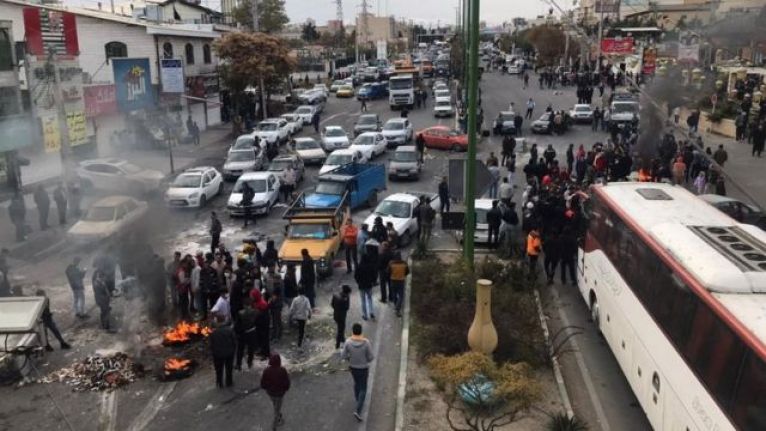 İran protestoları: Kürt kenti Mahabad'da eylemcilere ağır silahlarla saldırı