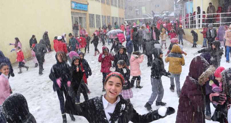 Hakkari ve ilçelerinde kar nedeniyle okullar 1 gün tatil edildi