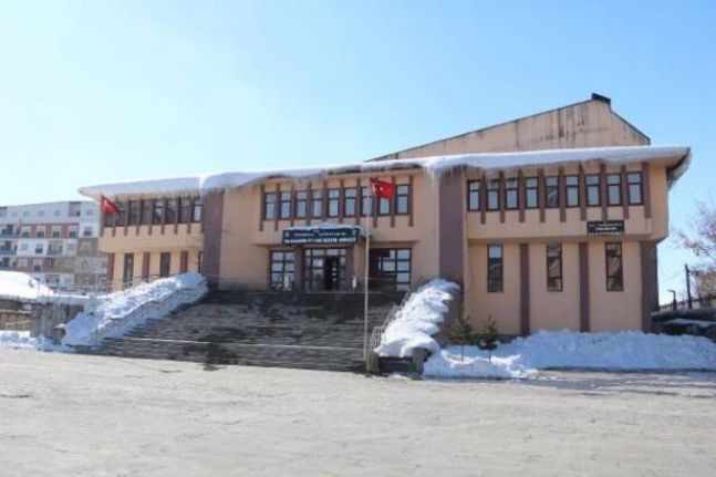 Yüksekova Kültür merkezi, depreme dayanıksız olduğu gerekçesiyle kapatıldı