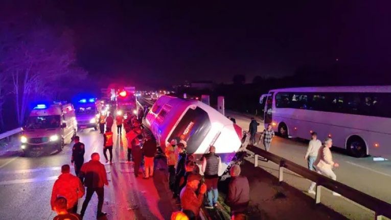 İnegöl'de öğrencileri taşıyan tur otobüsü devrildi: 3 ölü, 44 yaralı
