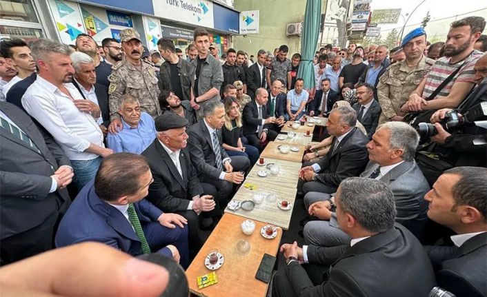 İçişleri Bakanı Yerlikaya, Yüksekova'da ziyaretlerde bulundu