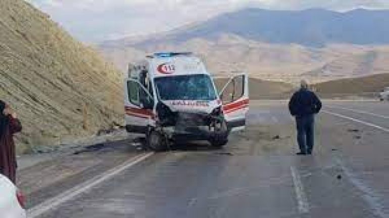 Hakkari’den yola çıkan ambulans kaza yaptı: 4 yaralı