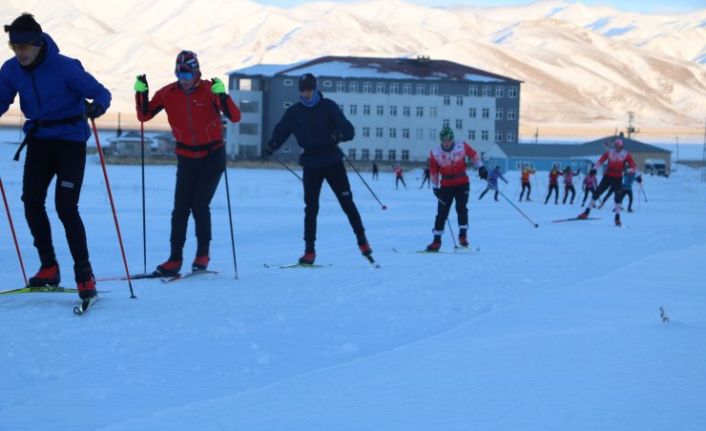Erzurum'da yeterli kar olmadığı için milli sporcular çalışmalarını Yüksekova'da sürdürüyor