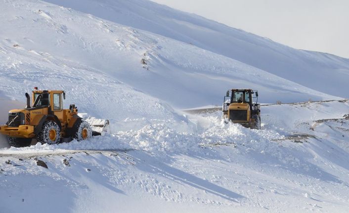 Hakkari'de kar yolları kapattı: 74 yerleşim yolu ulaşıma kapandı
