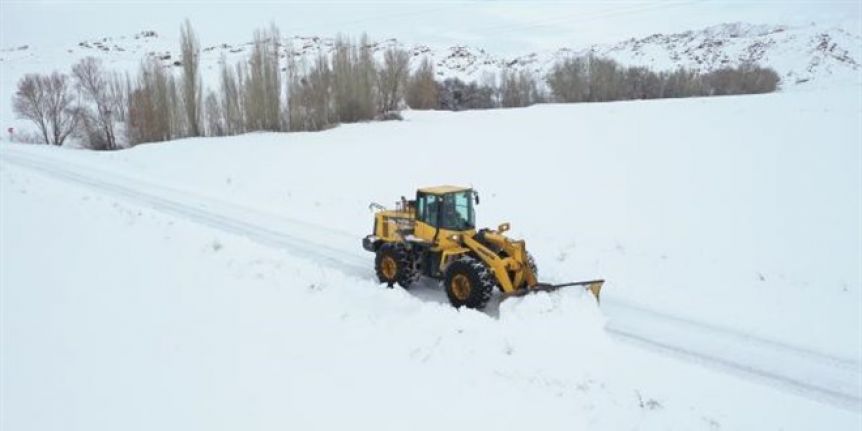 Kar yağışı Hakkari'de 86 köy ve 177 mezra yolu yeniden ulaşıma kapattı