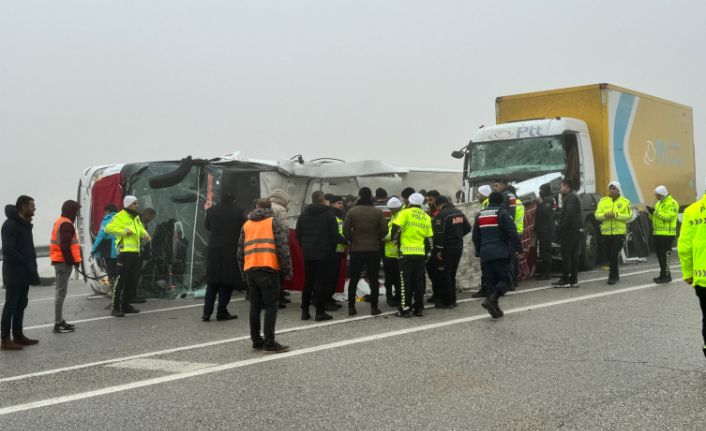 Malatya'da yolcu otobüsü devrildi: 3 ölü, 29 yaralı
