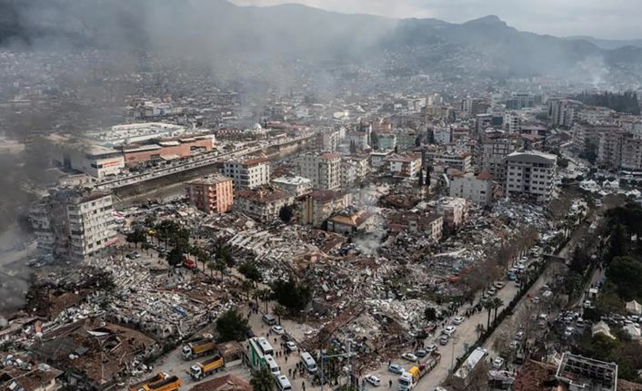 Depremlerin birinci yılı dünya basınında: 'Yıkım devam ediyor'