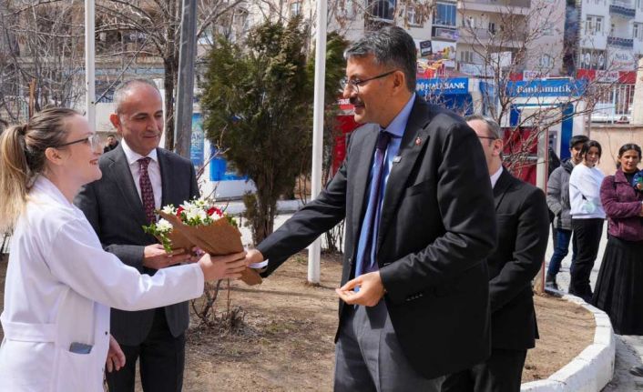 Hakkari Valisi Ali Çelik sağlık çalışanlarının gününü kutladı