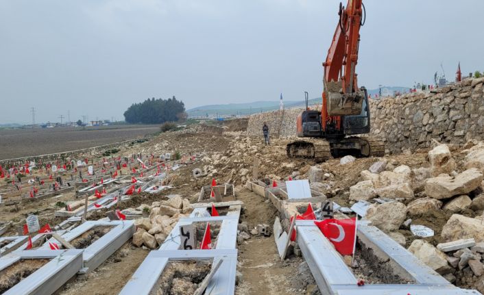 Hatay'da deprem mezarlığı kaydı: 'İnsanlar evlere nasıl güvenecek?'