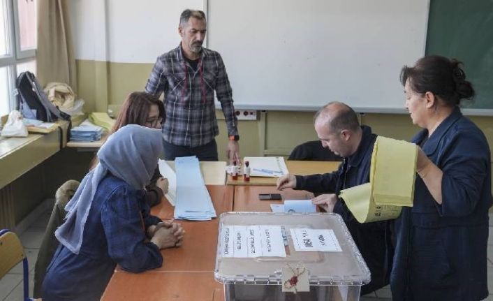 Türkiye sandık başında: Oy verme işlemi başladı