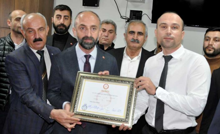 Çukurca Belediye Başkanı Nazmi Demir mazbatasını aldı