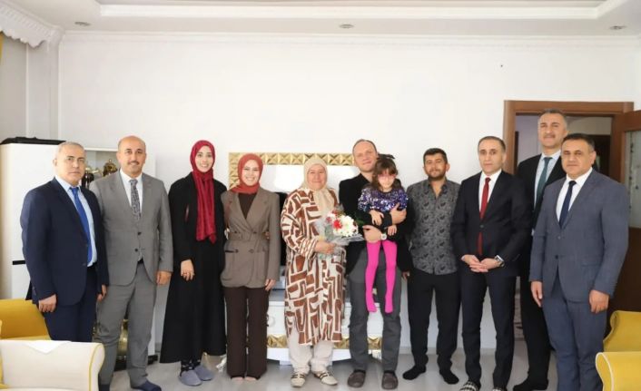 Şemdinli'nin İlk Kadın Öğretmenlerinden Gülsefa Ekici evinde ziyaret edildi