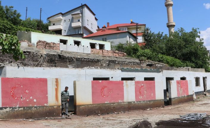 Şemdinli ilçe Jandarma Komutanlığı binasının yerine gençlik merkezi yapılıyor