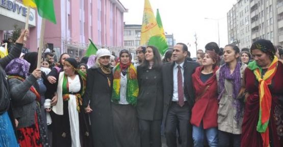 6 İl Rojava'daki özerkliği selamladı