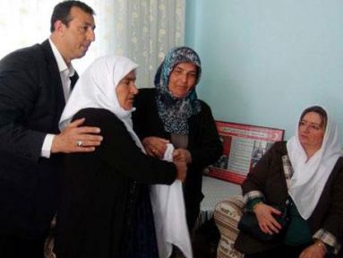 Abdullah Demirbaş, PKK'li ve asker annesini buluşturdu