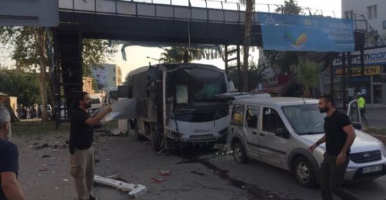 Adana'da polis otobüsünün geçişi sırasında patlama