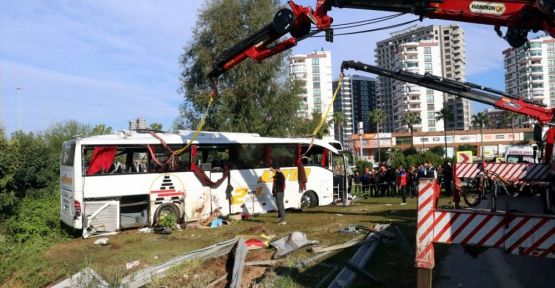Adana'da yolcu otobüsü devrildi: 2 ölü, 29 yaralı