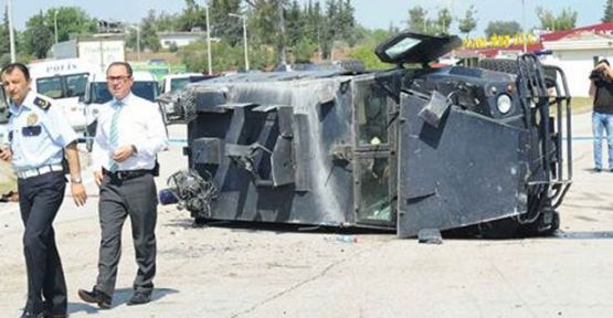 Adana'da zırhlı polis aracı devrildi